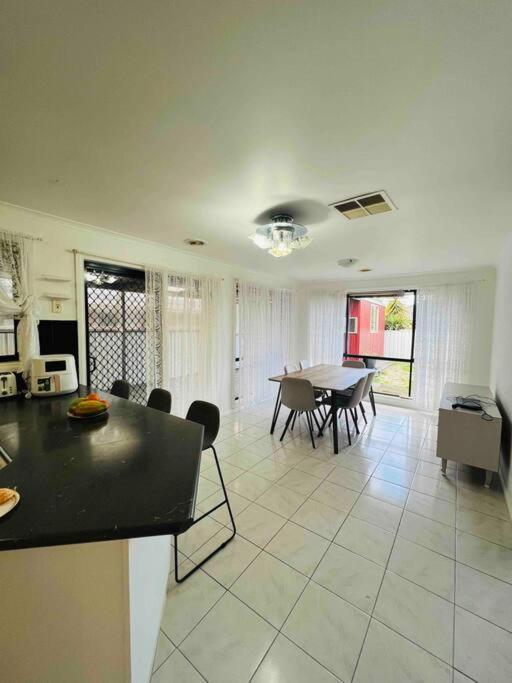 Yay! Enjoy An Entire House - Quiet, Spacious And Beautiful In Melbourne * Caroline Springs