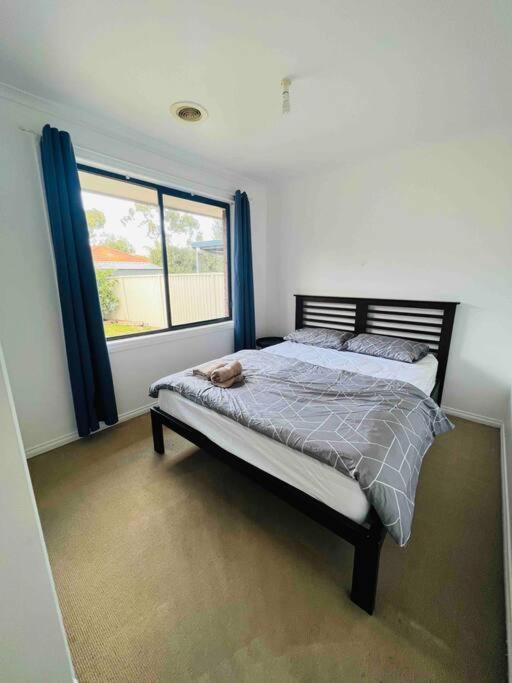 Yay! Enjoy An Entire House - Quiet, Spacious And Beautiful In Melbourne Holiday home Caroline Springs