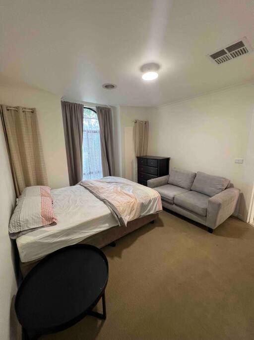 Yay! Enjoy An Entire House - Quiet, Spacious And Beautiful In Melbourne Holiday home