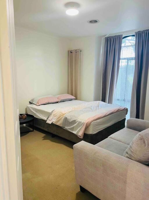 Yay! Enjoy An Entire House - Quiet, Spacious And Beautiful In Melbourne * Caroline Springs