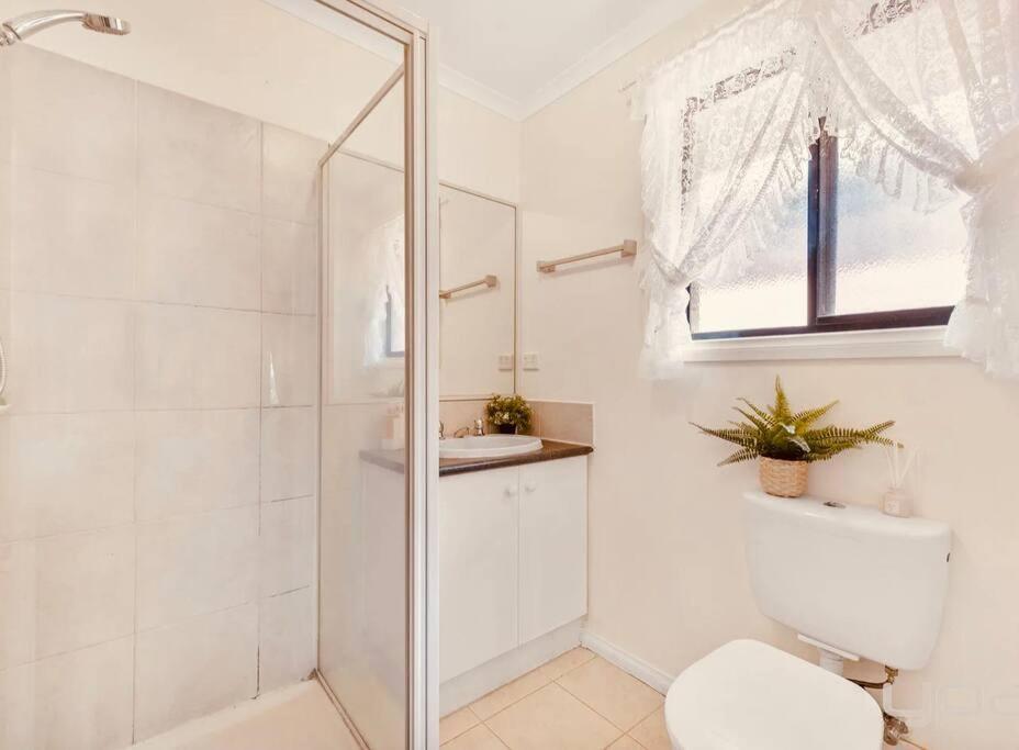 Yay! Enjoy An Entire House - Quiet, Spacious And Beautiful In Melbourne Caroline Springs