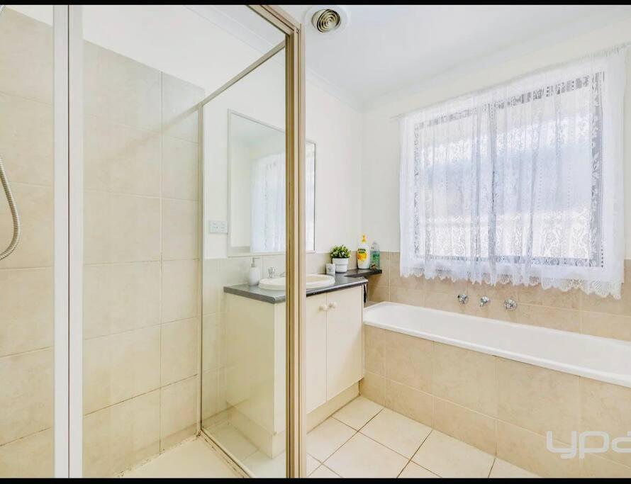 Yay! Enjoy An Entire House - Quiet, Spacious And Beautiful In Melbourne *