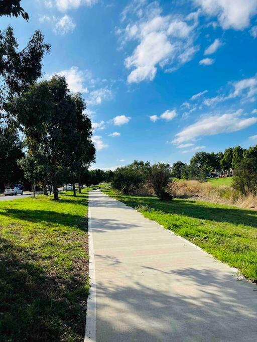 Yay! Enjoy An Entire House - Quiet, Spacious And Beautiful In Melbourne Holiday home Caroline Springs