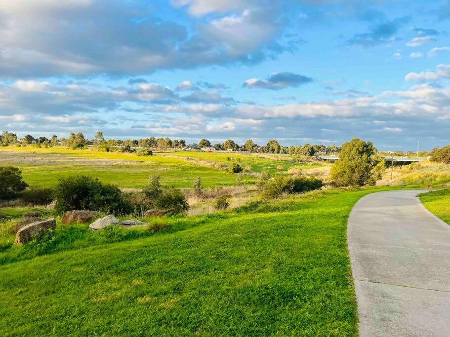 Yay! Enjoy An Entire House - Quiet, Spacious And Beautiful In Melbourne * Caroline Springs