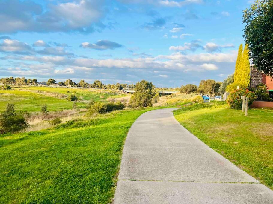Yay! Enjoy An Entire House - Quiet, Spacious And Beautiful In Melbourne * Caroline Springs